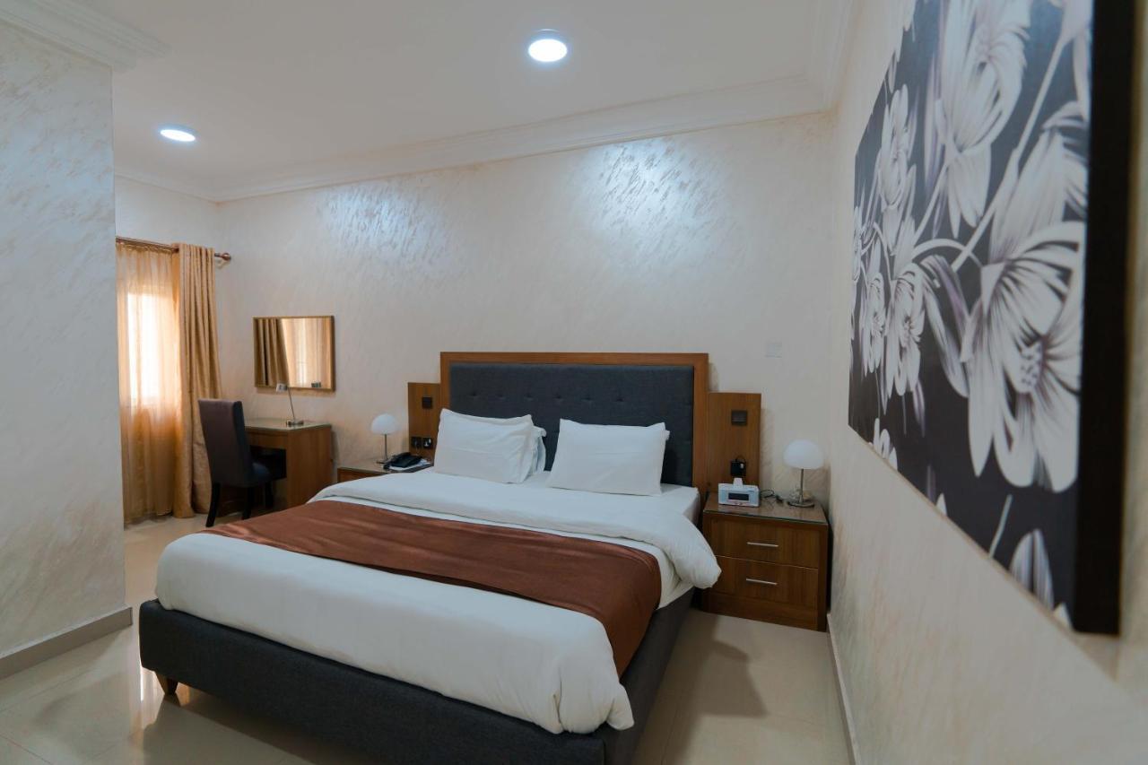 Phoenicia Suites Wupa Buitenkant foto