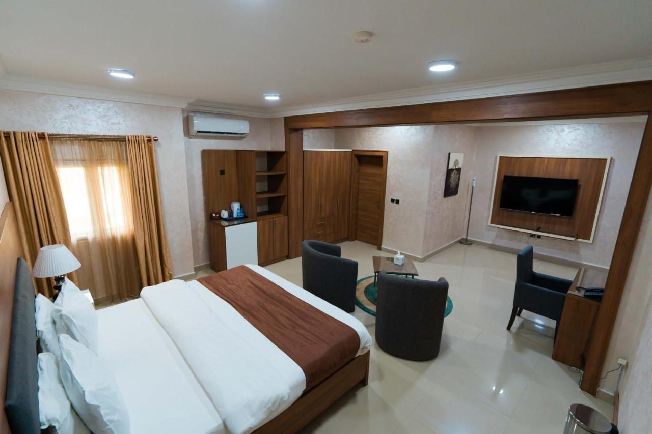 Phoenicia Suites Wupa Buitenkant foto